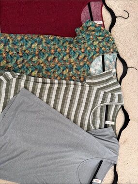 Lot of 4 LulaRoe XS Classic Tees